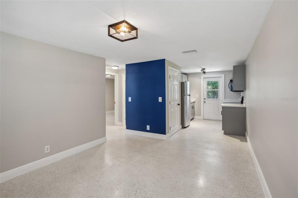 Active With Contract: $1,650 (2 beds, 1 baths, 650 Square Feet)