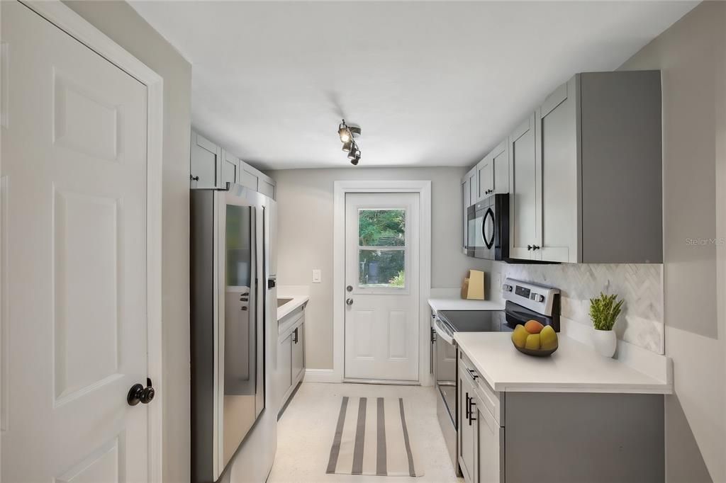 Active With Contract: $1,650 (2 beds, 1 baths, 650 Square Feet)