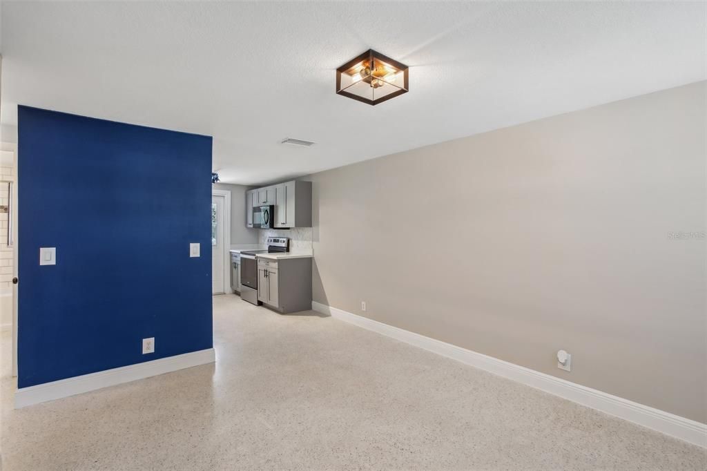 Active With Contract: $1,650 (2 beds, 1 baths, 650 Square Feet)