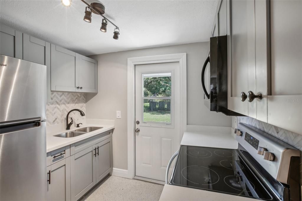 Active With Contract: $1,650 (2 beds, 1 baths, 650 Square Feet)