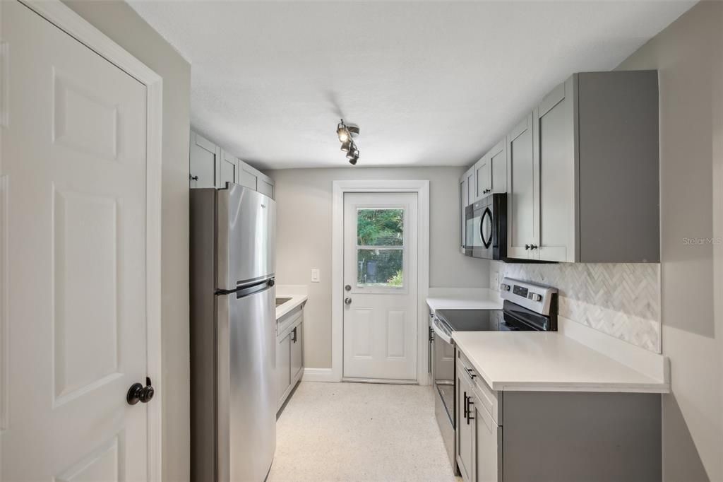 Active With Contract: $1,650 (2 beds, 1 baths, 650 Square Feet)