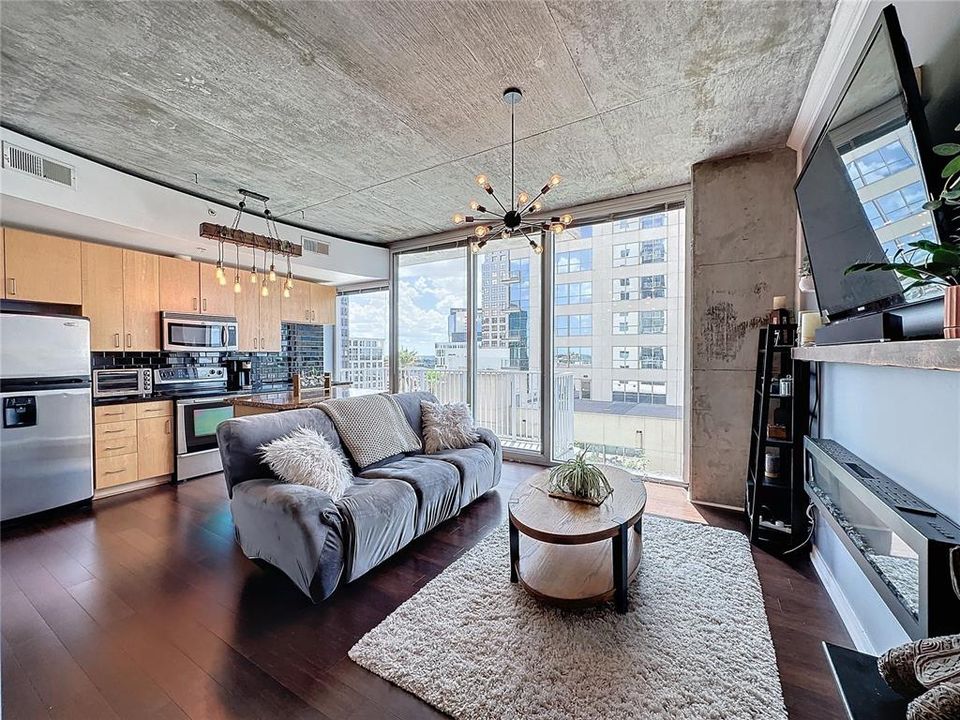 Active With Contract: $244,900 (1 beds, 1 baths, 729 Square Feet)