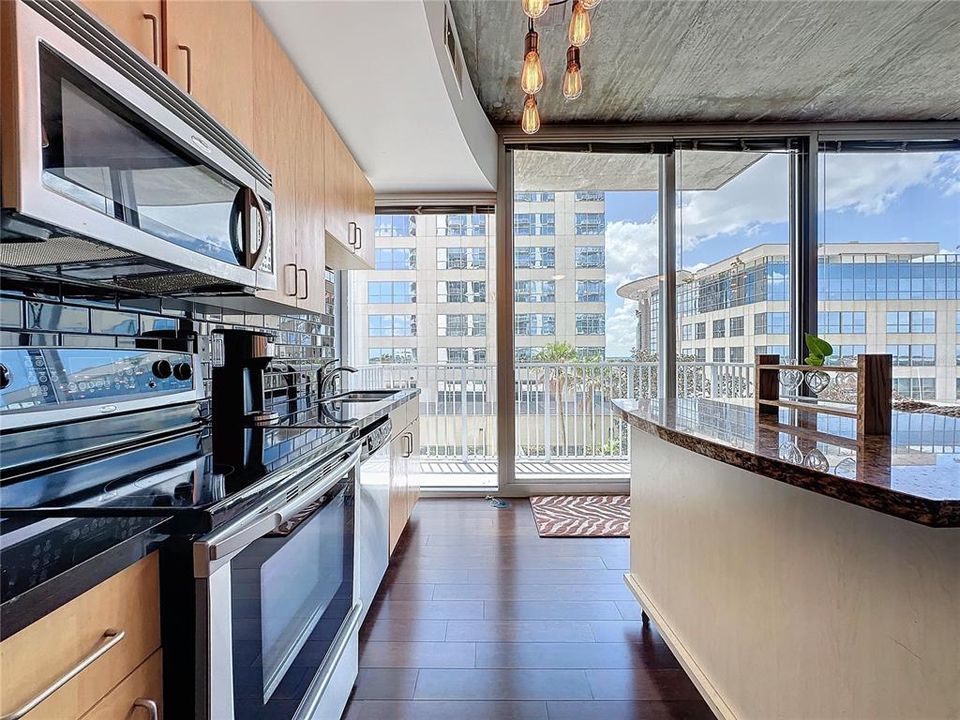 Active With Contract: $244,900 (1 beds, 1 baths, 729 Square Feet)