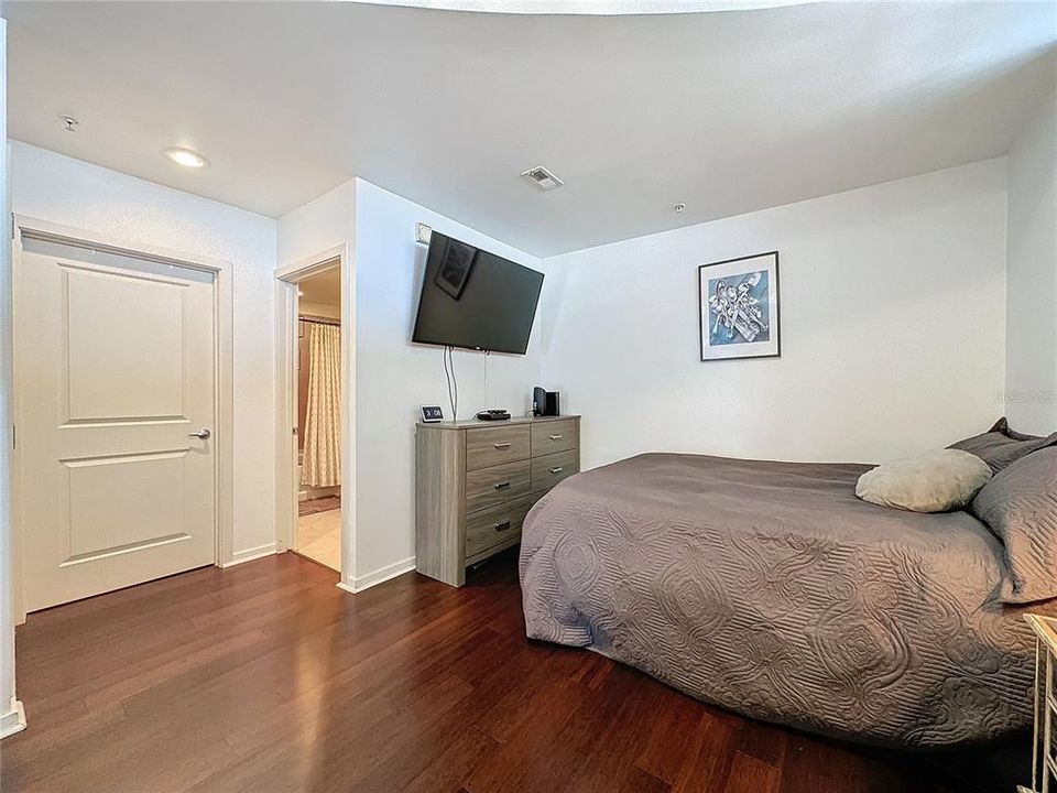 Active With Contract: $244,900 (1 beds, 1 baths, 729 Square Feet)