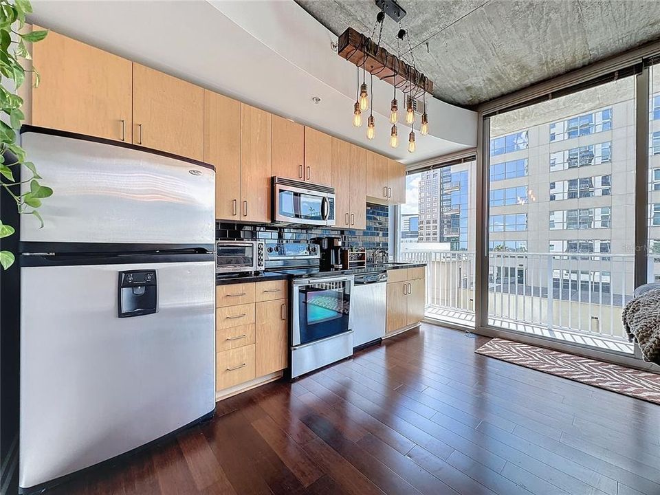 Active With Contract: $244,900 (1 beds, 1 baths, 729 Square Feet)