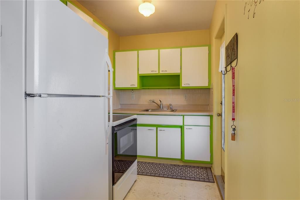 Active With Contract: $148,000 (1 beds, 1 baths, 567 Square Feet)