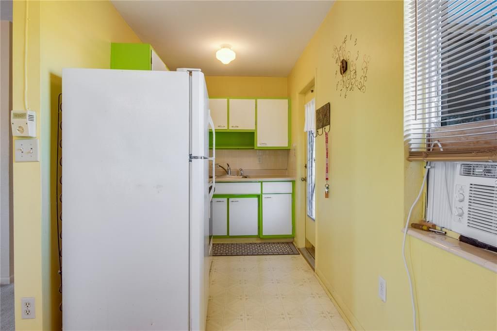 Active With Contract: $148,000 (1 beds, 1 baths, 567 Square Feet)