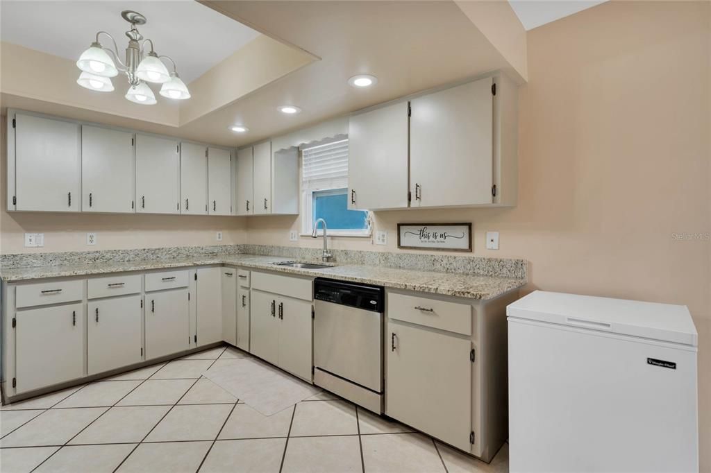 Active With Contract: $289,900 (2 beds, 2 baths, 1061 Square Feet)