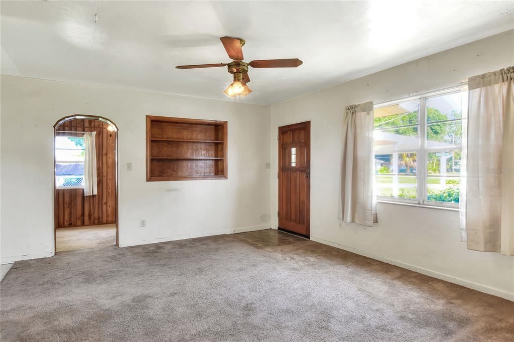 Active With Contract: $219,000 (2 beds, 1 baths, 964 Square Feet)