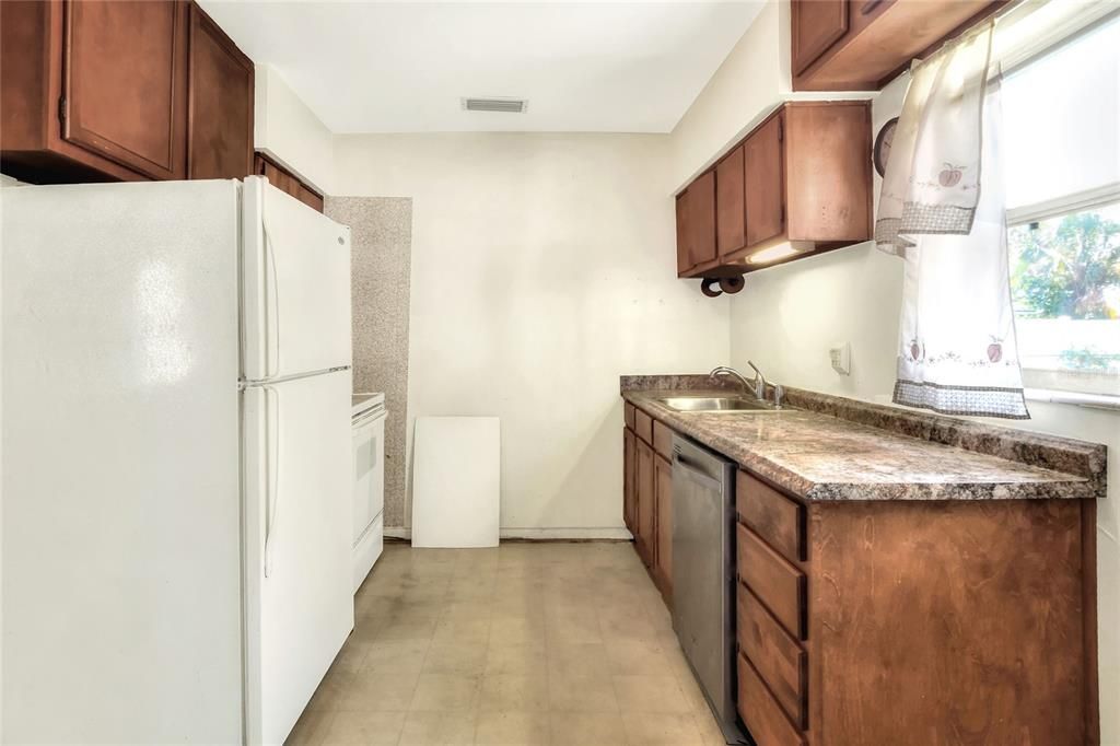 Active With Contract: $219,000 (2 beds, 1 baths, 964 Square Feet)