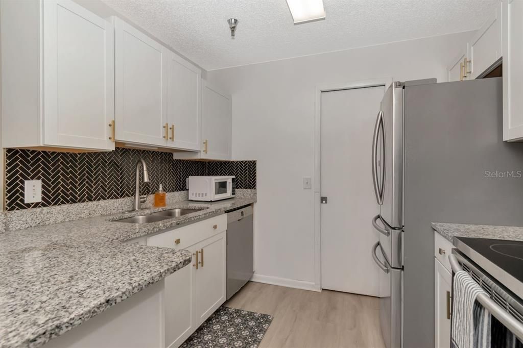 For Sale: $185,000 (2 beds, 2 baths, 1001 Square Feet)