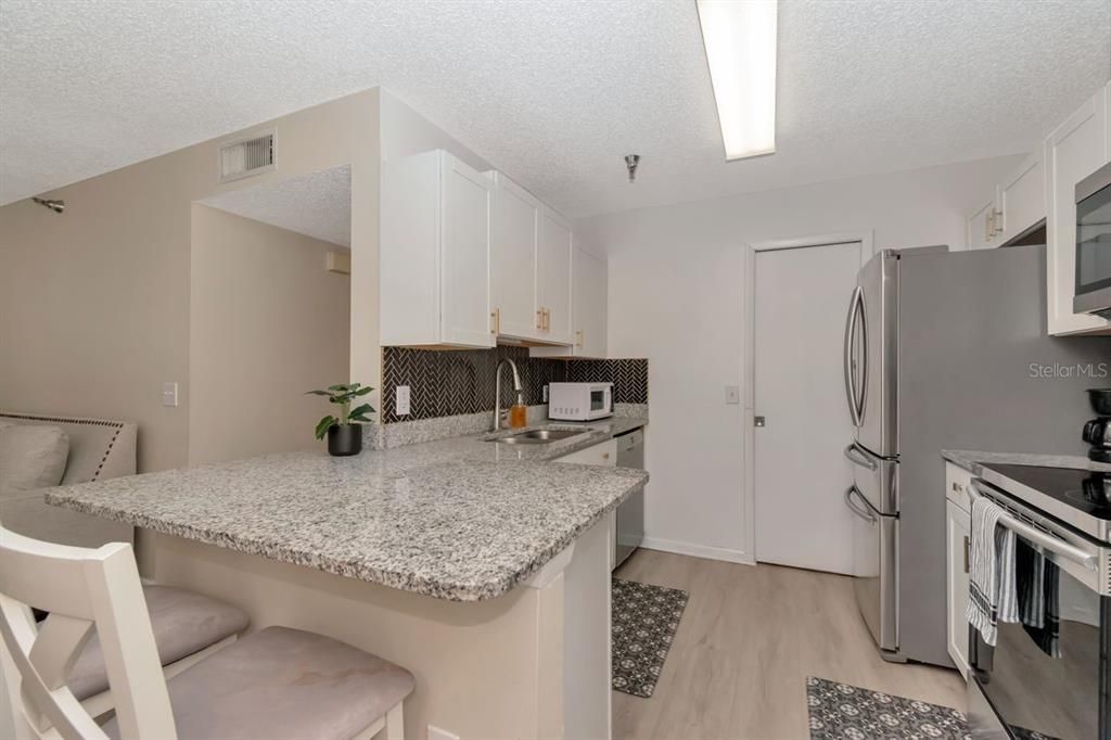 For Sale: $185,000 (2 beds, 2 baths, 1001 Square Feet)