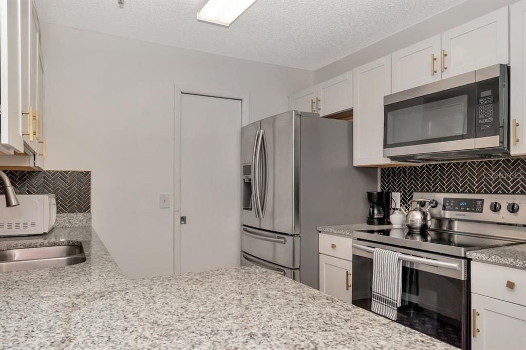 For Sale: $185,000 (2 beds, 2 baths, 1001 Square Feet)