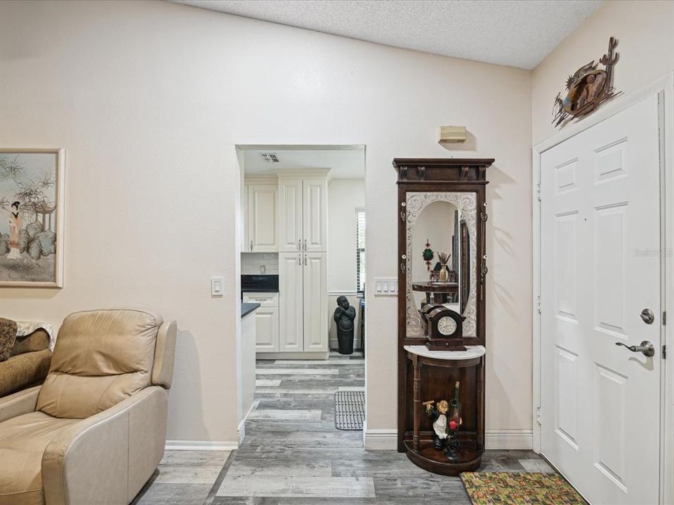 For Sale: $230,000 (2 beds, 2 baths, 1293 Square Feet)