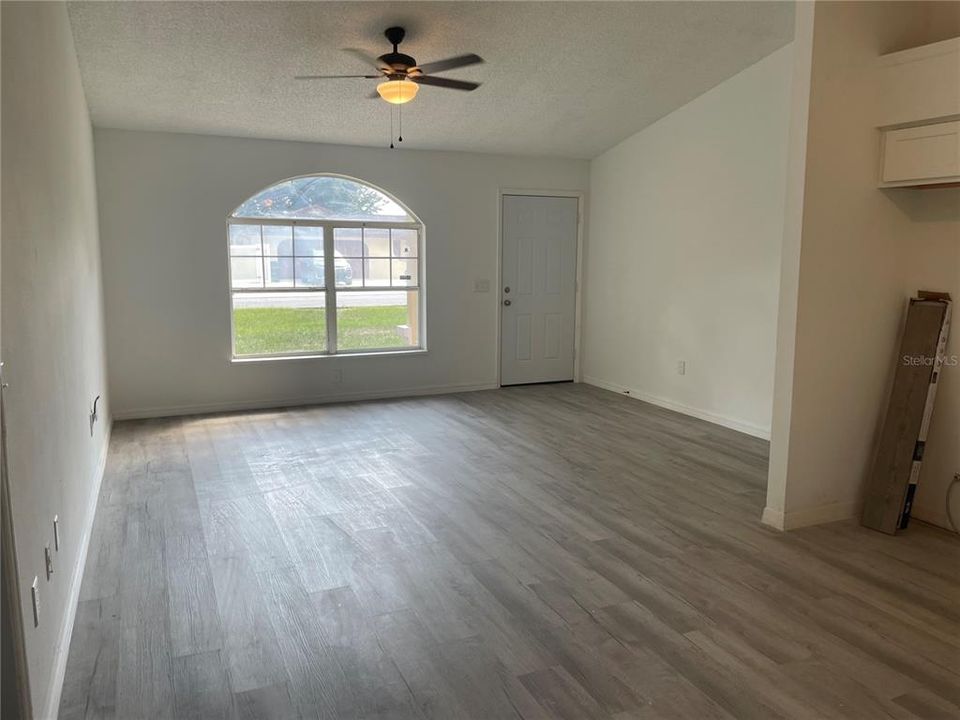 Active With Contract: $189,000 (2 beds, 1 baths, 868 Square Feet)