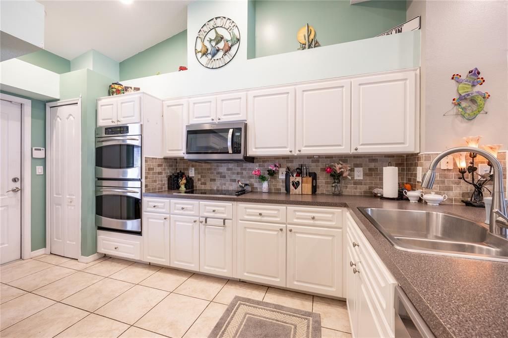 Large Kitchen with lots of cabinets!