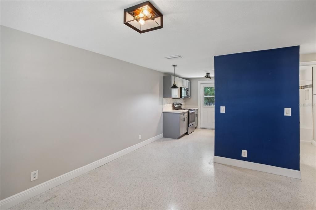 Active With Contract: $1,650 (2 beds, 1 baths, 650 Square Feet)