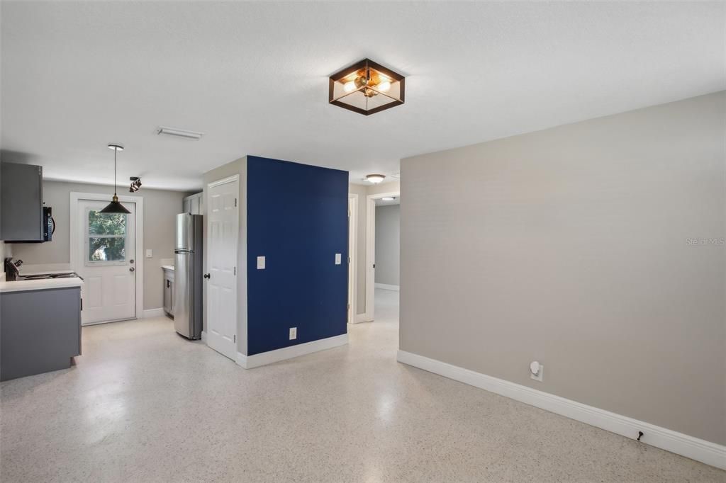 Active With Contract: $1,650 (2 beds, 1 baths, 650 Square Feet)