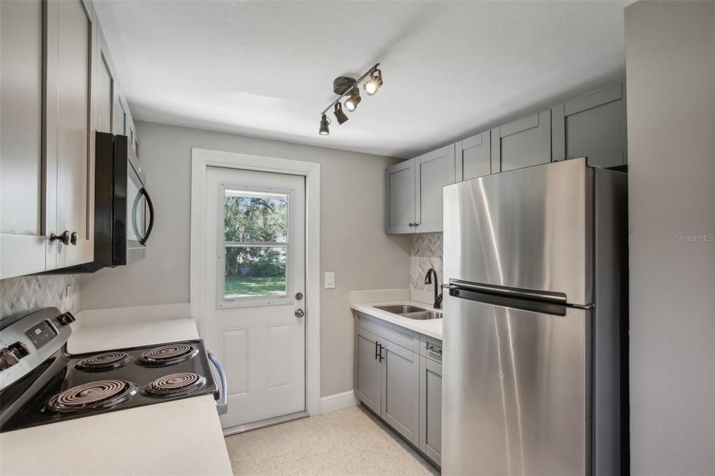 Active With Contract: $1,650 (2 beds, 1 baths, 650 Square Feet)