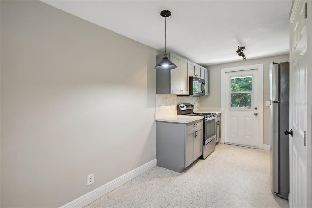 Active With Contract: $1,650 (2 beds, 1 baths, 650 Square Feet)