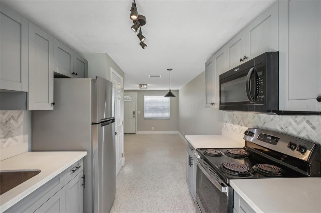 Active With Contract: $1,650 (2 beds, 1 baths, 650 Square Feet)