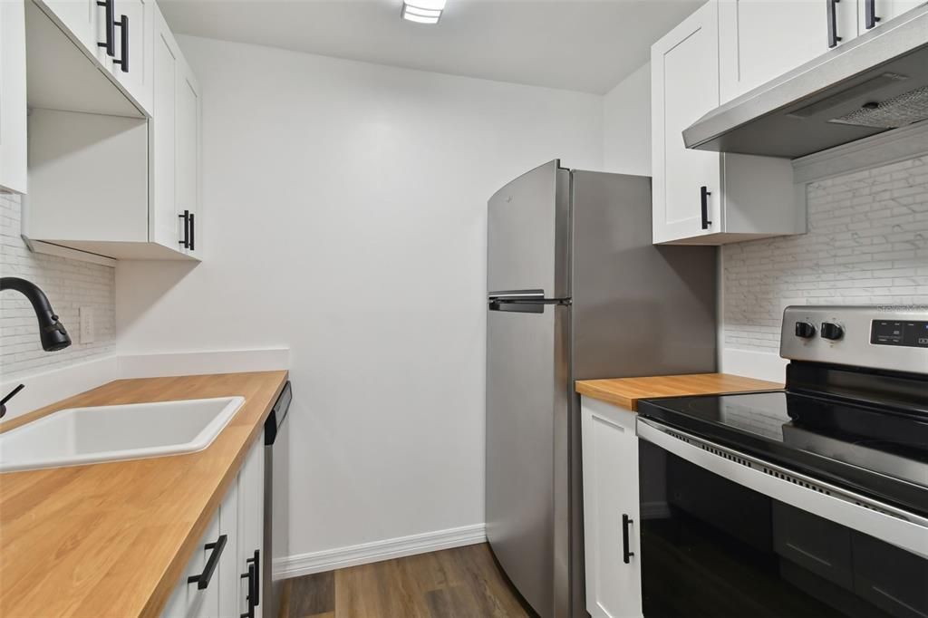 For Sale: $182,900 (1 beds, 1 baths, 697 Square Feet)