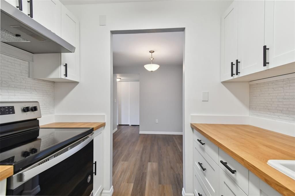 For Sale: $182,900 (1 beds, 1 baths, 697 Square Feet)