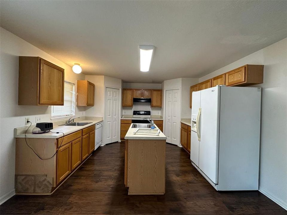 For Rent: $2,400 (4 beds, 2 baths, 2818 Square Feet)