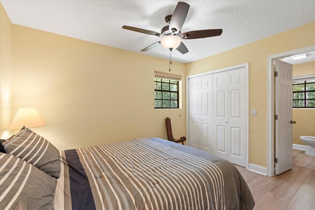 Active With Contract: $479,900 (2 beds, 2 baths, 984 Square Feet)