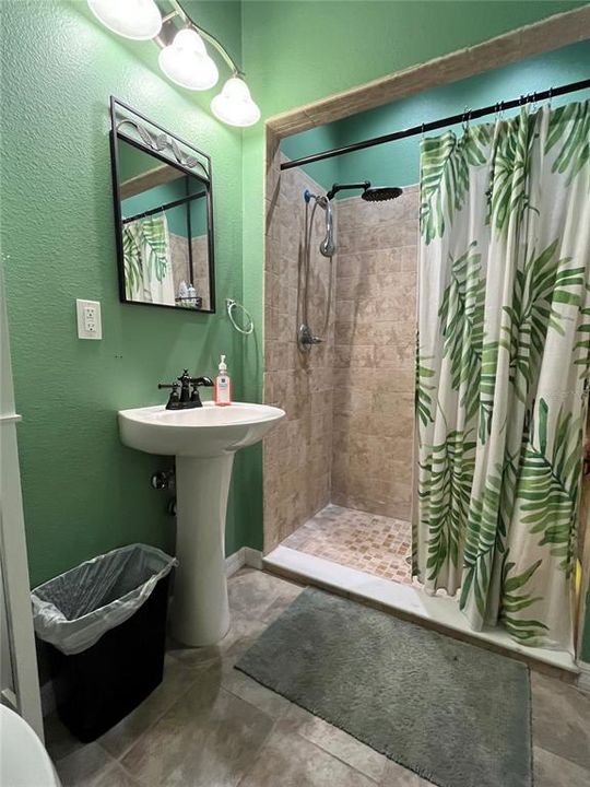 2nd Bathroom.