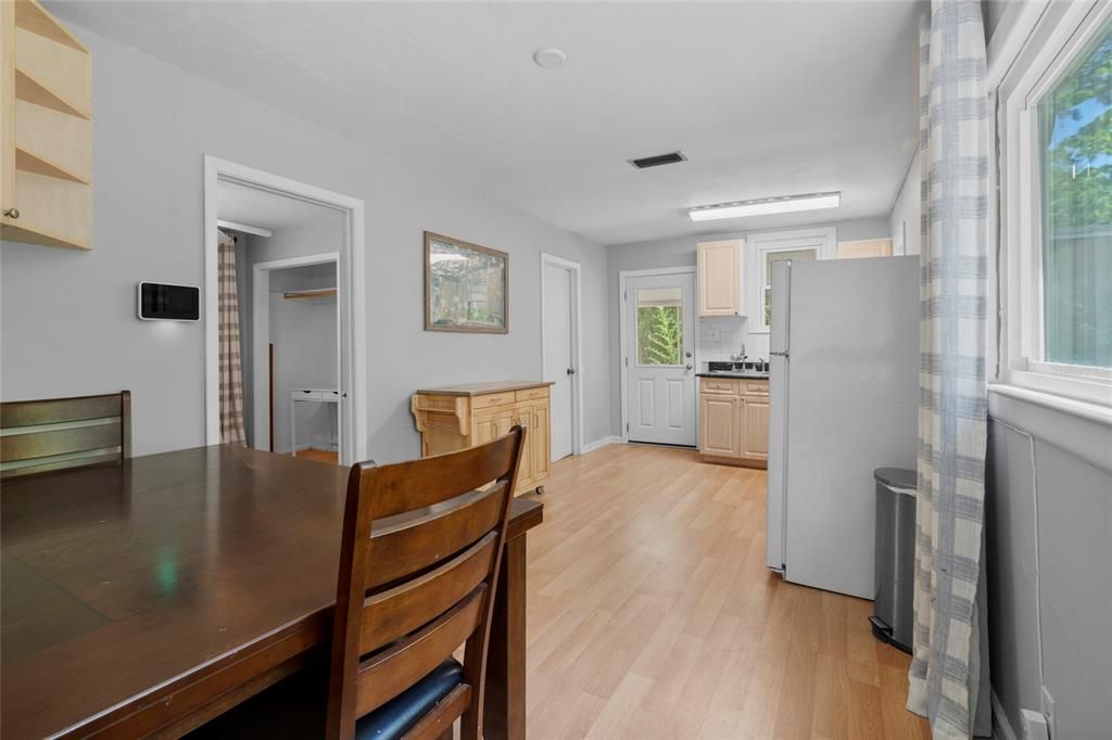 For Sale: $285,000 (2 beds, 1 baths, 795 Square Feet)