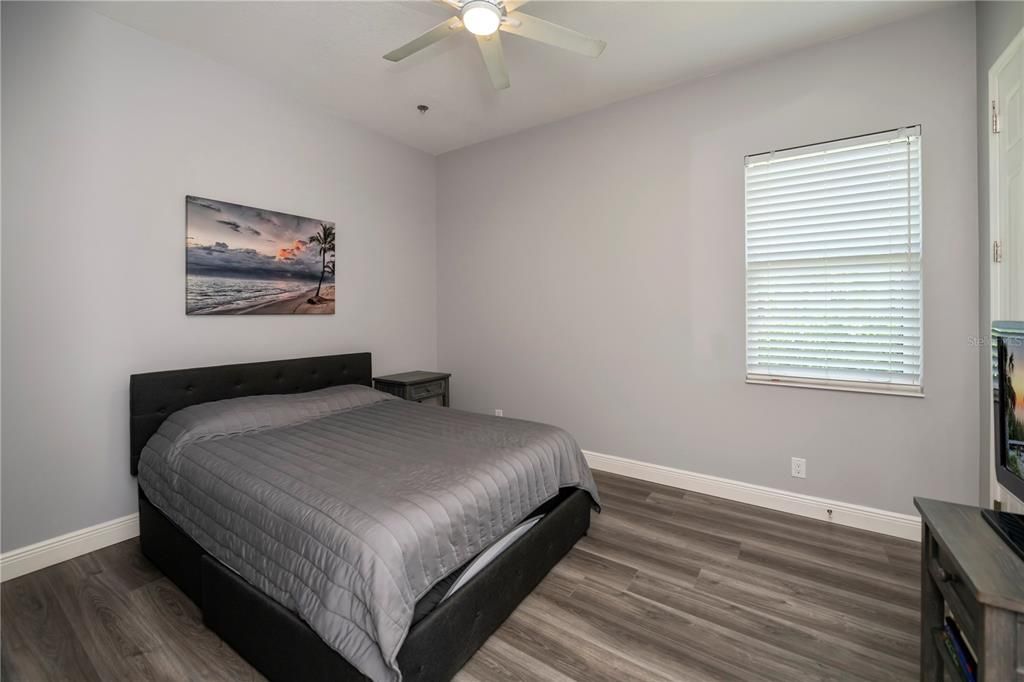 Guest bedroom 2 with Murphy bed