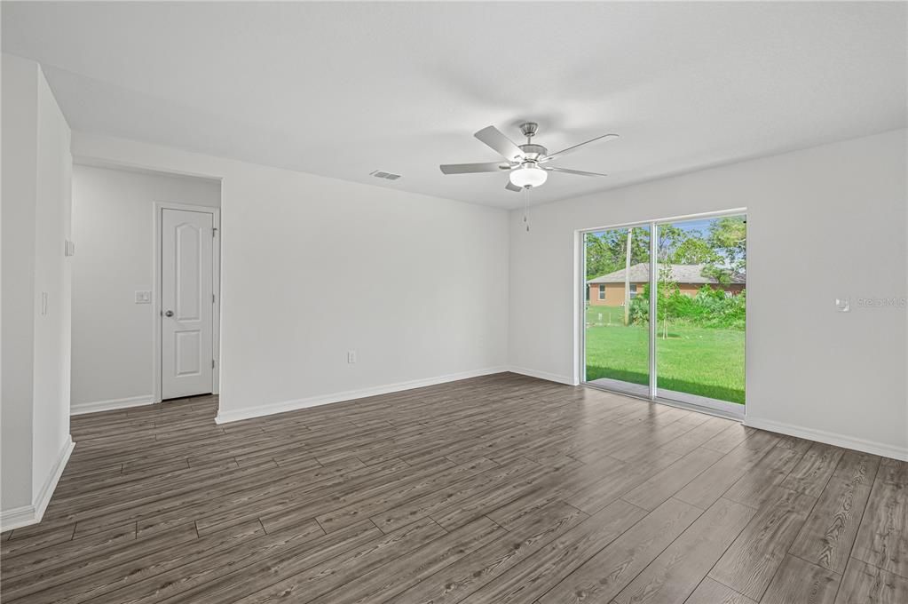 Active With Contract: $309,900 (3 beds, 2 baths, 1270 Square Feet)