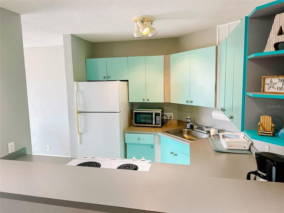 For Sale: $125,000 (1 beds, 1 baths, 708 Square Feet)