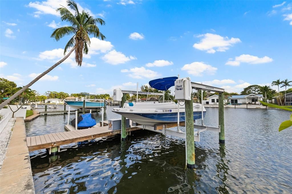 10,000 lb Boat Lift in Sailboat Water