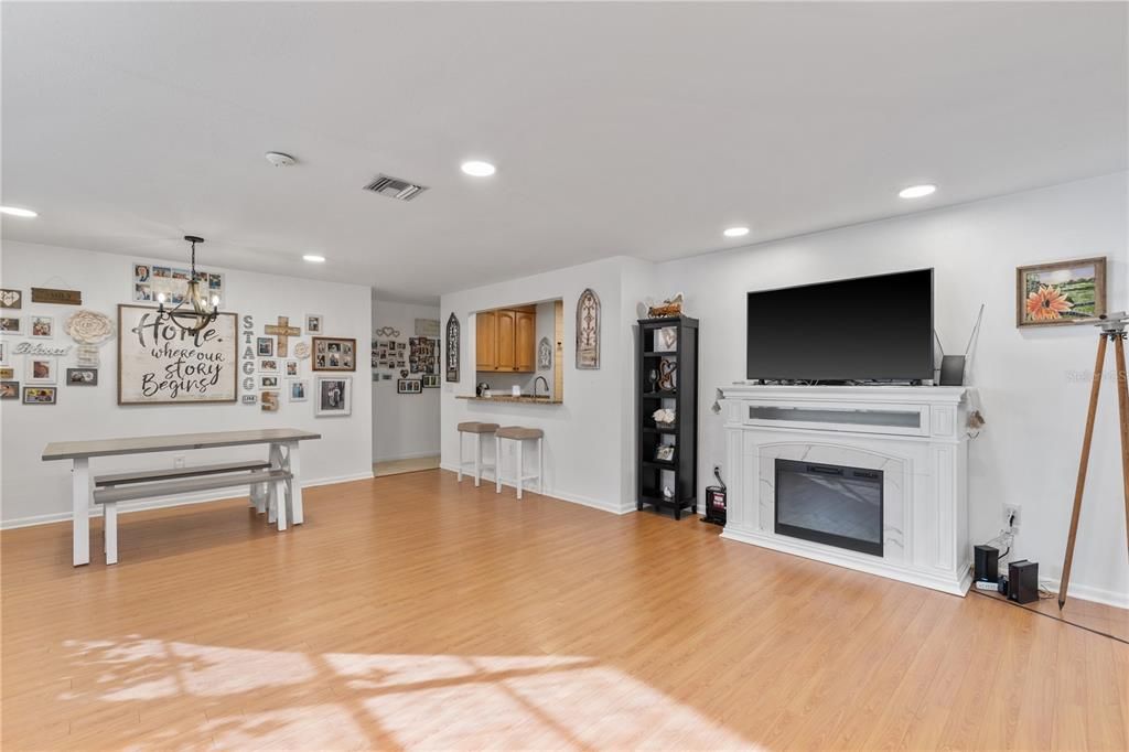 Active With Contract: $2,250 (2 beds, 2 baths, 1289 Square Feet)