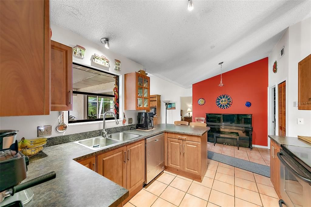 KITCHEN OVERLOOKING EAT-IN DINING AREA