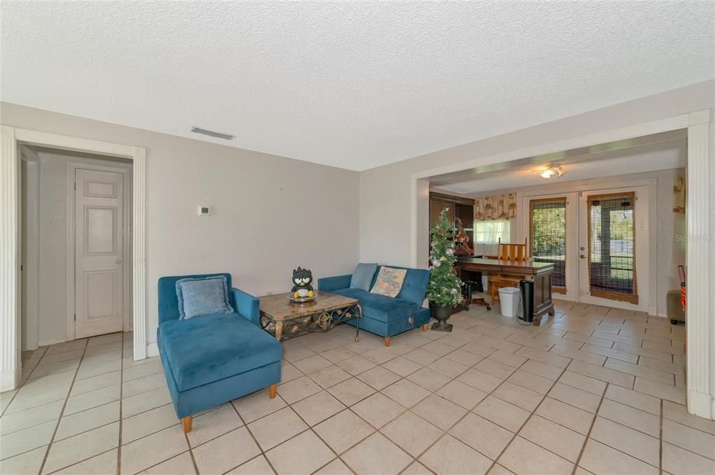Recently Sold: $380,000 (3 beds, 2 baths, 1262 Square Feet)