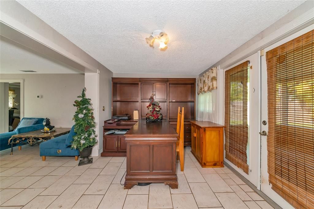 Recently Sold: $380,000 (3 beds, 2 baths, 1262 Square Feet)