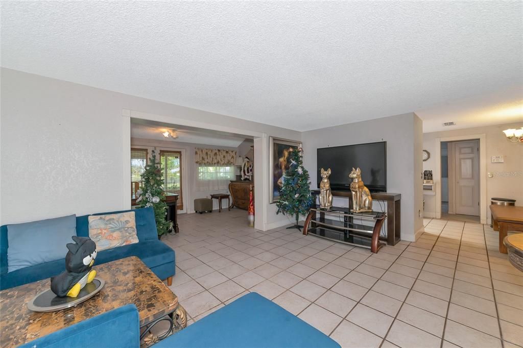 Recently Sold: $380,000 (3 beds, 2 baths, 1262 Square Feet)