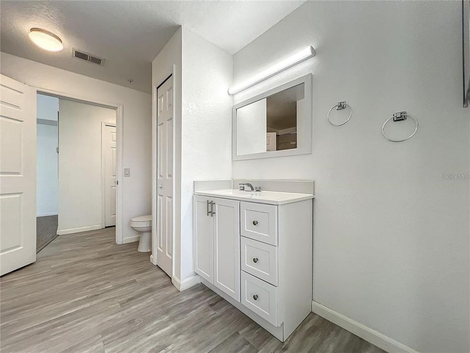 Active With Contract: $2,000 (2 beds, 2 baths, 1166 Square Feet)