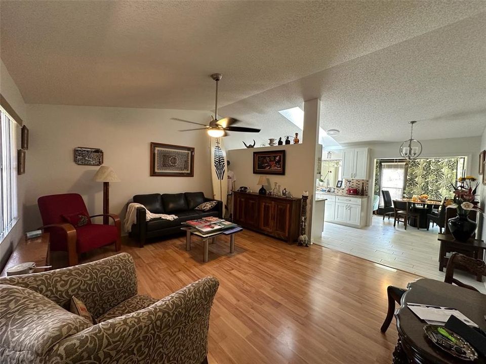 For Sale: $199,500 (2 beds, 2 baths, 1105 Square Feet)