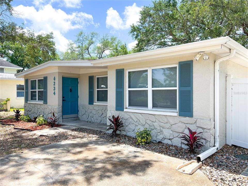 Active With Contract: $3,000 (4 beds, 2 baths, 1468 Square Feet)