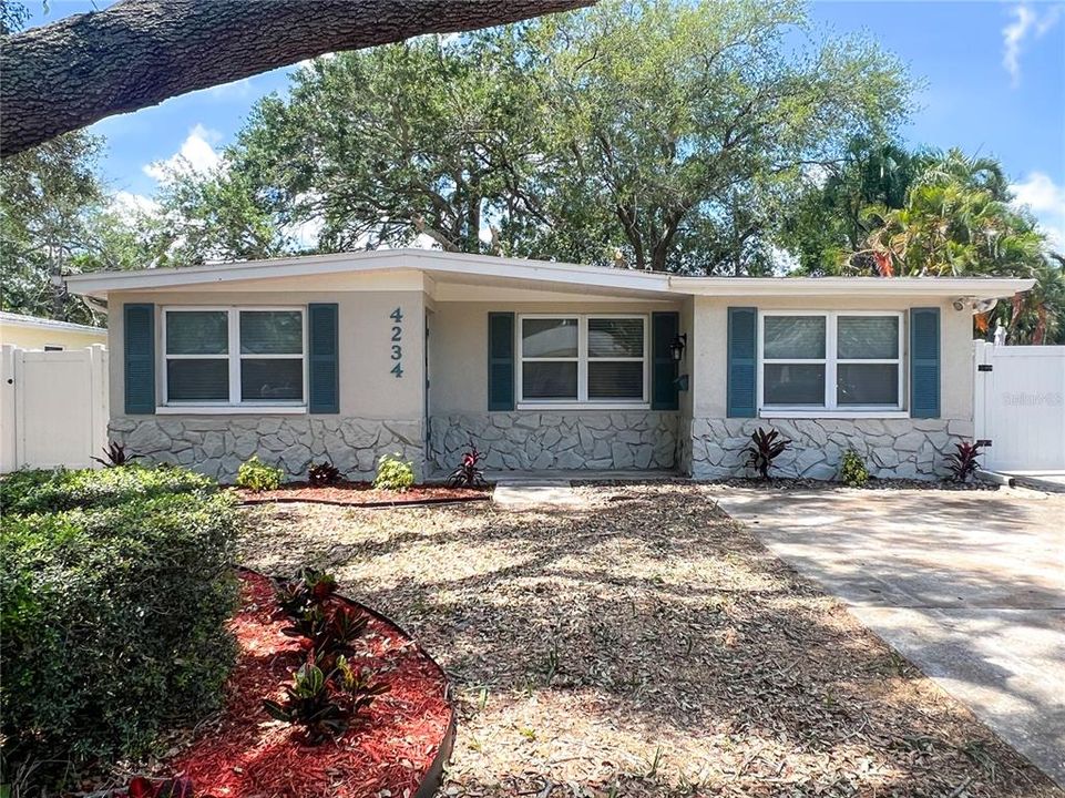 Active With Contract: $3,000 (4 beds, 2 baths, 1468 Square Feet)