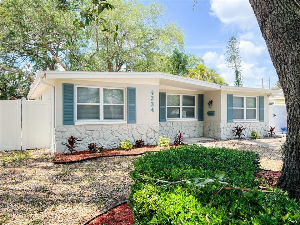 Active With Contract: $3,000 (4 beds, 2 baths, 1468 Square Feet)