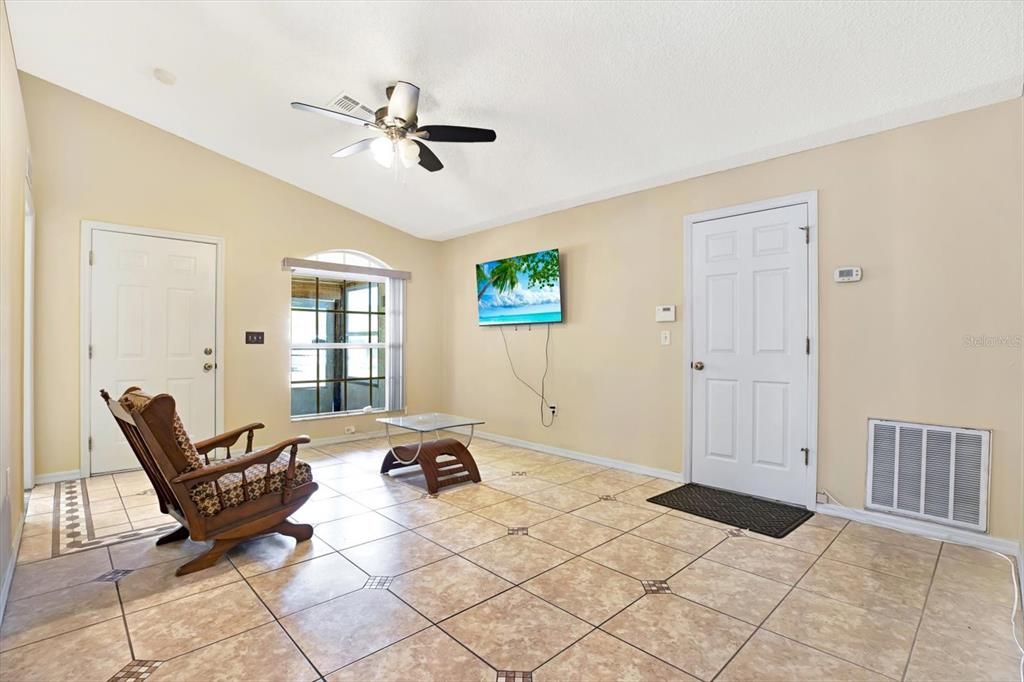 Active With Contract: $320,000 (3 beds, 2 baths, 1218 Square Feet)