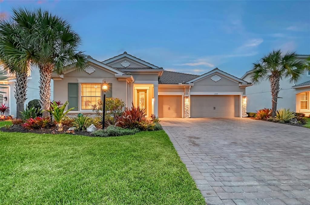 Active With Contract: $1,050,000 (4 beds, 3 baths, 2464 Square Feet)