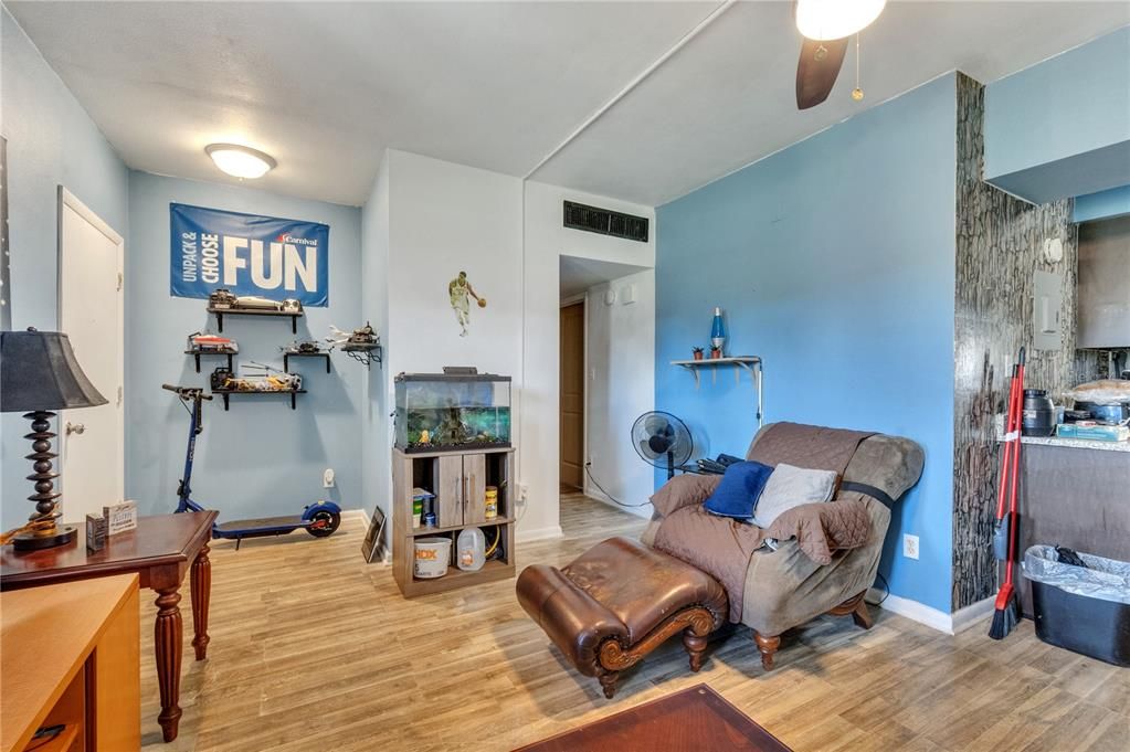 For Sale: $99,995 (1 beds, 1 baths, 586 Square Feet)