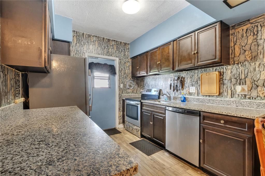 For Sale: $99,995 (1 beds, 1 baths, 586 Square Feet)