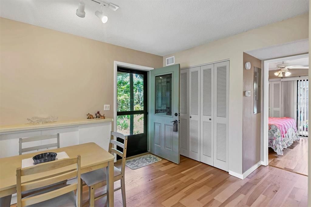 Active With Contract: $255,000 (1 beds, 1 baths, 789 Square Feet)